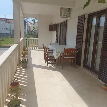 Apartman Maja 1 *